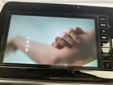 停車中にテレビ映像を楽しめる画面を備えています。見やすい大きさで映像が表示され、待ち時間などのひとときに活用できます。映像を視聴する際は停車した状態でお楽しみください。
