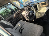 フロントシートはベンチシートです。インパネシフトで足元は広々。運転席と助手席はウォークスルーできます。
