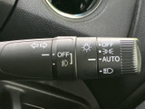 操作位置がステアリング脇にまとまり、運転姿勢を保ったまま手を伸ばしやすい配置です。表示を確認しながら必要な灯火類を選べるため、周囲への合図や夜間の運転を支える実用的な装備です。