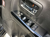 パワーウィンドウやドアミラーのスイッチ等は運転席右側へ集中してます