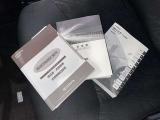 メンテナンスノート、取扱説明書ですね。 車の情報が凝縮されています。 車の整備記録が記載されている大事な物ですよ。
