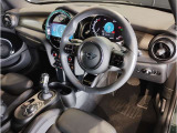 【機能的なコントロール・パネル】ドライバーがより直感的に操作できる様、コントローラーとスイッチ類を統合。きわめて高度な機能性と快適な操作フィーリングを実現しました☆
