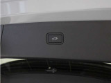 テールゲートには、スイッチ一つで開閉可能な電動開閉機能を採用。ディスプレイから、またはテールゲートにあるボタンを使用して開閉します。