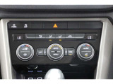 【エアコン】2ゾーンフルオートエアコンディショナー(運転席/助手席)になっております。暑がりの方と寒がりの方が同席しても大丈夫です。タッチスライダー操作。
