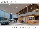 展示車両をじっくりご覧いただける、落ちついたショールーム。当社の女性スタッフが心を込めて入れたおいしい(はずの)コーヒーを飲みながら、どうぞ、お気に入りの1台を、見つけてください。