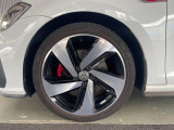 22540R18DCC付GTI専用アルミホイール。レッドキャリパーがアクセントです。