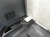 スペアタイヤレス車です。応急セットを搭載しております。