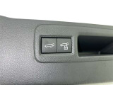電動式バックドアです。 荷物を持ったままでもボタン一つで自動的に開け閉めできるので便利ですよ。 挟み込み防止機能も付いていますのでお子様の手や荷物を挟み込むのを防いでくれますよ。