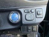 運転席の右側のスイッチです。青いPOWERスイッチの横に、ドアミラーを動かすスイッチがあります。