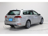 【リヤ】ダークティンテッドガラス(リヤリヤ左右、UVカット機能付き)。リヤのVWエンブレムにリヤカメラが内蔵されてます。