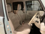 明るい色合いのシートと大きな窓により、運転席まわりに開放感があります。座面と背もたれにゆとりがあり、乗り込む方にも車内で落ち着いて過ごせる空間です。