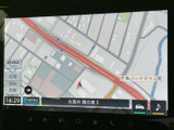 道路や周辺施設が見やすく表示され、現在地と目的地の位置関係を把握しやすい地図画面です。初めて訪れる場所へのルート確認にも役立ち、安心して出発できます。