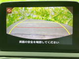 後方の映像に加え、ガイドラインが画面に表示されるため、駐車時に周囲との距離感を確認しやすい装備です。車庫入れや狭い場所での後退をサポートします。