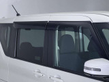サイドバイザー付きなので雨の日も気にせず換気ができますね。