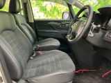 ゆったりとしたシートと見通しのよい前方視界で、運転席まわりに落ち着いて座れます。助手席との距離感にもゆとりがあり、毎日の移動から長距離のお出かけまで快適に過ごせます。