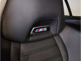 【コックピットシート】BMW車の主役席。車体中央にくる様に配置し車両重心とが一致する事でドライバーと車との一体感あるドライビングを実現。人間工学に基づき形成した形状が長時間のドライブ疲労も軽減します!