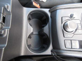前席中央に2連ドリンクホルダーを配置。運転席・助手席どちらからも使いやすく、飲み物や小物を手元に置ける実用的なレイアウトです。