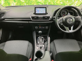 運転席から助手席まで見渡しやすい配置で、前方の視界も確保しやすい室内です。左右のシートには落ち着いた色合いを採用し、毎日の移動を快適に過ごせる空間に仕上がっています。