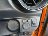 運転席の右側のスイッチです。ドアミラーの角度を変えるスイッチと、たたむスイッチがあります。