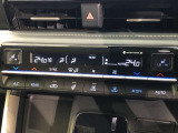 運転席、助手席別々に温度設定ができるデュアルエアコン装備です。男性が暑いと感じても、女性は寒いと感じる、そんな時の車内温度を別々に調節できるので、ストレスなくドライブをお楽しみいただけます。