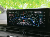 地図画面には周辺道路や施設名が表示され、現在地周辺の道順を確認しやすい構成です。画面上の検索項目から目的地を探せるため、初めて訪れる場所への移動にも役立ちます。