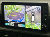 後方カメラの映像と車両周囲の表示を画面で確認でき、駐車時の周囲確認をサポートします。映像とガイド表示を見比べながら、車庫入れや狭い場所での操作に役立ちます。