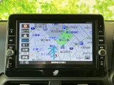 地図を画面に表示でき、周辺の道路や施設を確認しながら目的地までの道順を把握できます。タッチ操作にも対応した画面で、行き先を探す際にも便利に活用できます。