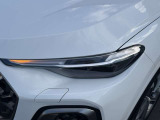 LEDヘッドライト『高度な照明技術を使用した車両のヘッドライトです。この技術は、複数のLEDを用いており、車両の周囲の状況に応じて光のパターンを動的に調整します。』