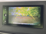 後方映像にガイドラインが表示され、駐車時に車両後方の位置関係を確認する際に役立ちます。画面上で周囲を見ながら操作できるため、駐車が苦手な方や狭い場所での取り回しにも便利な装備です。