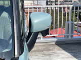 狭い駐車場でも安心。スイッチ操作だけでドアミラーの格納展開が可能。電動格納式リモコンドアミラー!