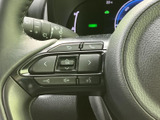 手元に複数のスイッチを備え、運転姿勢を大きく変えずに各種機能へアクセスしやすい設計です。ボタン表示も確認しやすく、日常の運転中に必要な操作を手元でまとめて行える便利な装備です。