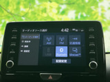 AM・FMや交通情報、USB、Bluetooth、Miracastなど、複数の音源を画面から選択できます。普段お使いの機器やラジオに合わせて切り替えられ、移動中の楽しみが広がります。