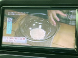 停車中にテレビ番組などの映像を楽しめる画面を備えています。車内で待ち時間を過ごす際にも活用でき、映像を見ながらゆったり過ごせます。