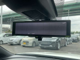 【インテリジェントルームミラー】です。車両後方のカメラ映像がミラー(液晶画面)に写るので、後席の人や荷物が写りこみません。夜間や悪天候でも視界が良好です♪