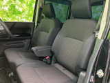 座面と背もたれにゆとりを感じる前席は、落ち着いて過ごせる空間です。運転席と助手席の距離感も自然で、毎日の通勤や長めのお出かけにもお使いいただけます。