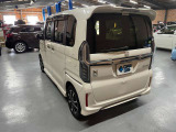 左斜め後ろからの写真です。屋根の後ろにスポイラーが付いています。