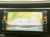 後方の様子とガイド線を画面で確認でき、駐車時に周囲との位置関係を把握する際に役立ちます。目視での安全確認とあわせて活用いただける、日々の駐車をサポートする装備です。