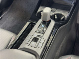 【電動パーキングブレーキ】条件を満たした場合に従来のパーキングボタンやレバーを引かなくてもパーキングに自動的に入り、発進状態の条件を満たした場合には自動でパーキングブレーキが解除されます