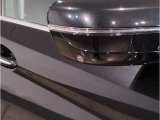 BMWのミラーは車種によって異なりますがレーンチェンジウォーニングが装備されております。詳しくは当店スタッフまでお問い合わせくださいませ。