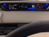 デジタル表示のスピードメーターを大きく配した見やすいメーター部になっています。左側のインフォメーション画面でオドメーターや燃費などの情報を確認できます。
