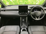 運転席から助手席まで見渡せるすっきりとした配置で、前方の視界を確保しやすい室内です。シートに腰掛けた際も周囲を見渡しやすく、日々の移動を落ち着いてお楽しみいただけます。