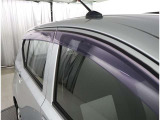 タバコを吸われる方は窓を少しだけ開けても雨が入ってこずに煙だけ社外に追い出せます。