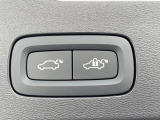 【パワーバックドア】スマートキーや運転席のボタンを押すだけでリアゲートが自動で開閉します!荷物を持っている時や、高い位置にあるバックドアを閉める際に便利な機能です。