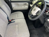 明るい色合いのドア内張りと落ち着いたシートの組み合わせで、運転席まわりはすっきりとした印象です。座面の形状や足元のスペースにもゆとりがあり、乗り降り後も自然な姿勢で過ごせます。