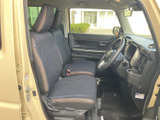 前席は視界が広く、運転席から前方や周囲を確認しやすいレイアウトです。座面と背もたれにゆとりがあり、落ち着いて座れる空間。乗り降りもしやすく、毎日の移動に便利です。