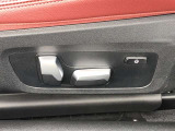 電動シートはメモリー機能を備えており、シートおよびドア・ミラーの位置を記憶することができます。