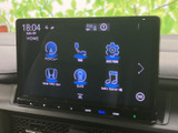 大きく見やすい画面にメニューが整理され、ナビや電話、音楽などの項目を確認しやすい構成です。画面上の案内が分かりやすく、日常の移動中にも必要な情報へアクセスしやすい装備。