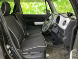 前席は視界が広く、運転席から周囲を確認しやすい開放的な空間です。黒を基調に白いパイピングをあしらい、落ち着いた印象に仕上がっています。