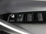 運転席のパワーウインドスイッチで全席窓の開閉・ロック操作ができます。