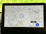 地図を大きく表示でき、現在地や周辺道路を画面上で確認できます。目的地を設定する際にも見やすく、初めて訪れる場所への移動や日常のお出かけをサポートします。
